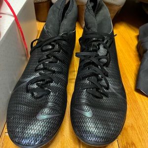 2 pairs of men’s NIKE cleats barely worn. Sizes Mens 9 and Men’s 9.5. boys/men!